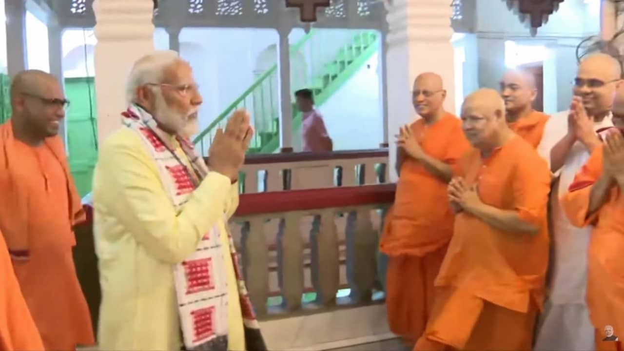 Narendra Modi-LIVE: শুরু হল কলকাতার বুকে মোদীর রোডশো! পাশে বঙ্গ বিজেপির দুই সেনাপতি