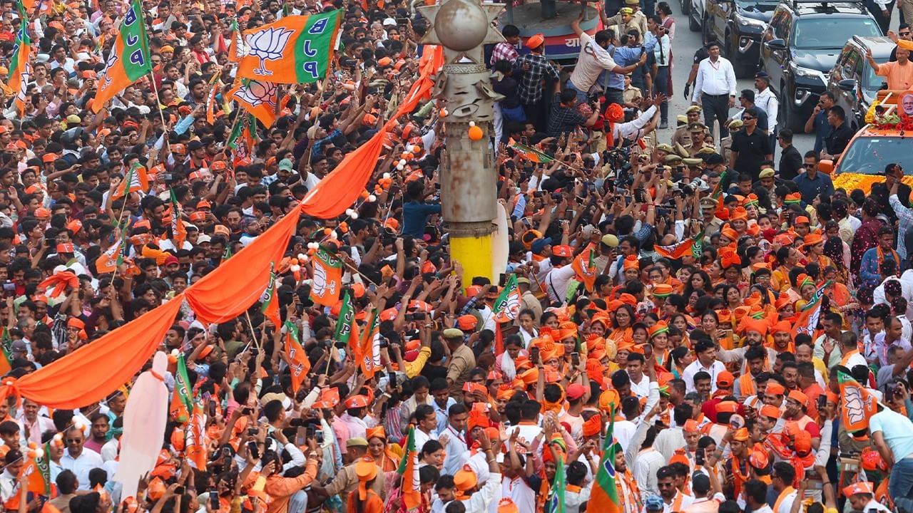 রোড-শো শুরুর আগে শিক্ষাবিদ তথা সমাজ সংস্কারক মদন মোহন মালব্যের মূর্তিতে শ্রদ্ধার্ঘ্য নিবেদন করেন মোদী।