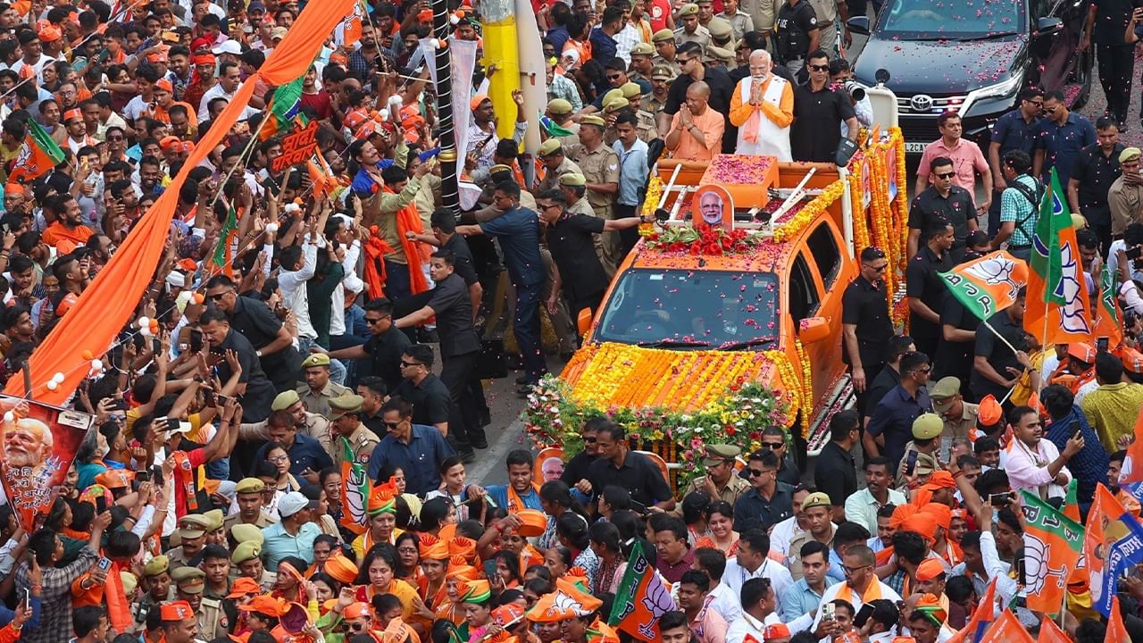 Narendra Modi: সঙ্গী যোগী, বারাণসীতে মোদীর রোড-শোতে উপচে পড়ল ভিড়
