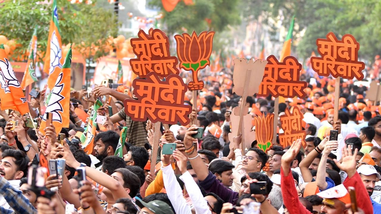 বারাণসী লোকসভা কেন্দ্রের প্রার্থী হিসেবে মঙ্গলবার মনোনয়ন জমা দেবেন নরেন্দ্র মোদী। তার আগে সোমবার বারাণসীতে ৬ কিলোমিটার রোড-শো করেন তিনি।