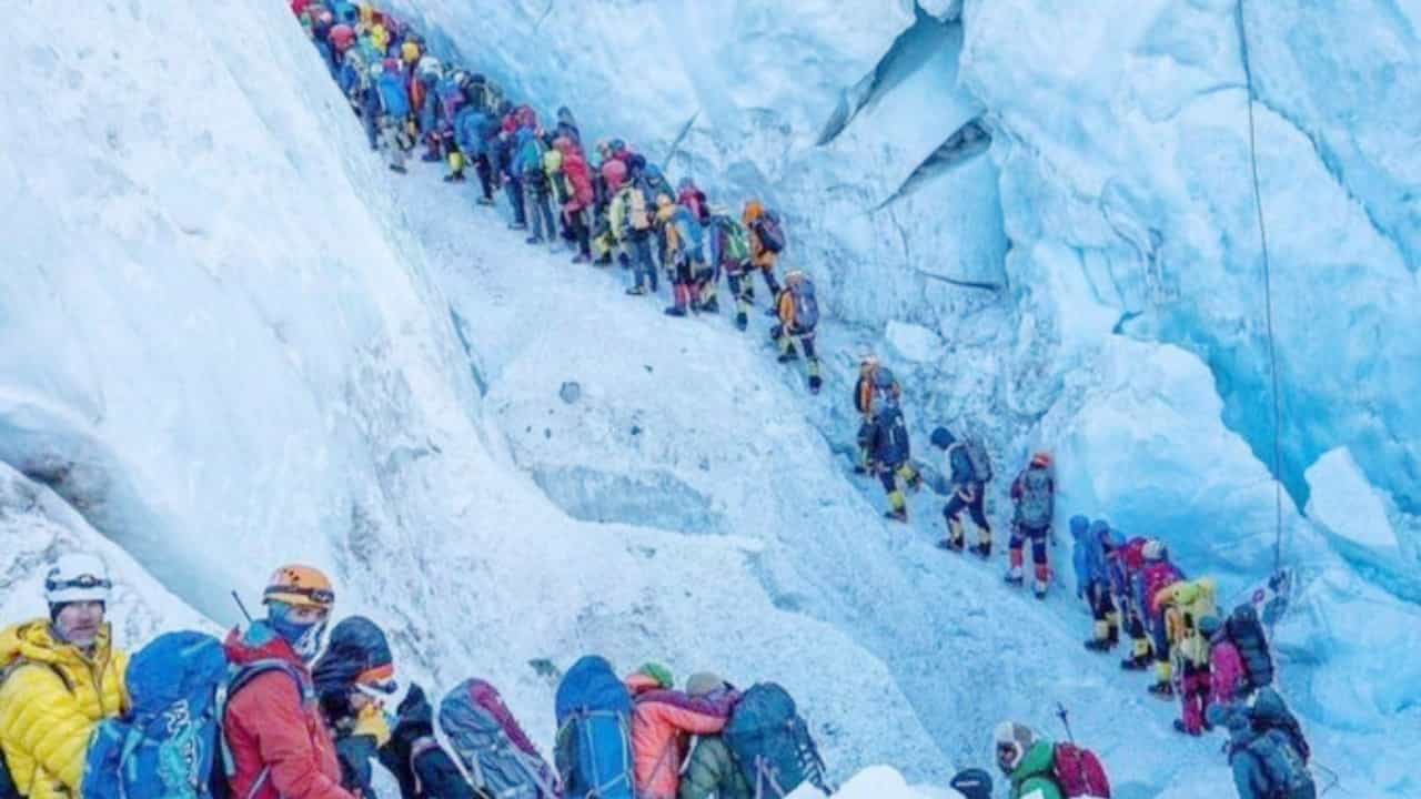 Mount Everest: এভারেস্টে মৃত্যু ভারতীয় পর্বতারোহীর, 'ট্রাফিক জ্যামে'র শিকার? Mount Everest: এভারেস্টে মৃত্যু ভারতীয় পর্বতারোহীর, 'ট্রাফিক জ্যামে'র শিকার?