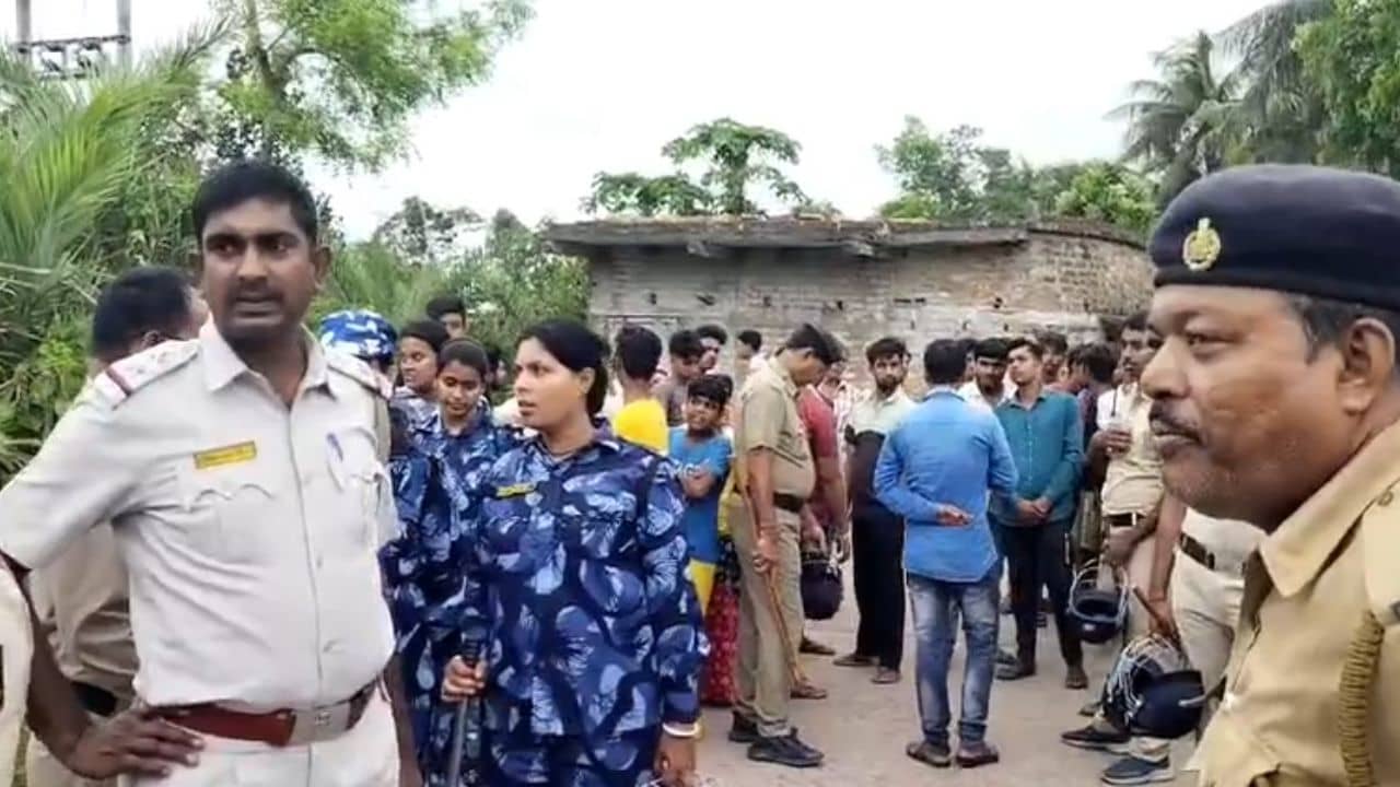 Nandakumar: স্যর দিদিকে ফাঁকা ক্লাসটায় ডেকেছিল..., ছোট্ট মেয়েটার একা কথাতেই তেঁতে উঠল গোটা গ্রাম, স্কুলের কেলেঙ্কারিতে পুলিশকে ঢিল!