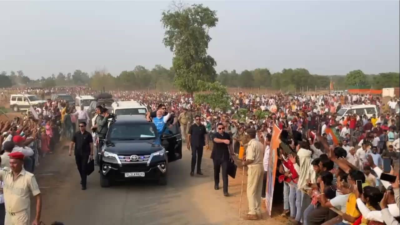 Narendra Modi: বাধ ভাঙা উচ্ছ্বাস! মোদীর কনভয়ের সঙ্গে সঙ্গে ছুটল অগুনতি মানুষের ঢল