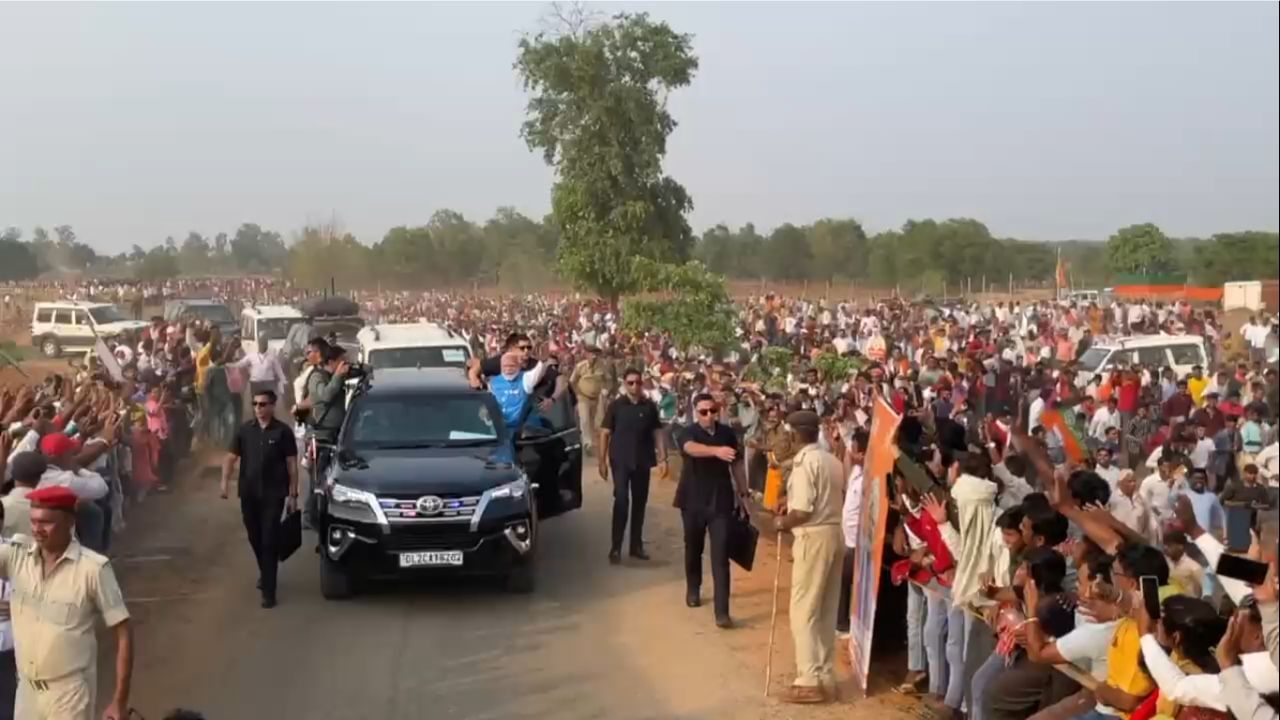 Narendra Modi: বাধ ভাঙা উচ্ছ্বাস! মোদীর কনভয়ের সঙ্গে সঙ্গে ছুটল অগুনতি মানুষের ঢল Narendra Modi: বাধ ভাঙা উচ্ছ্বাস! মোদীর কনভয়ের সঙ্গে সঙ্গে ছুটল অগুনতি মানুষের ঢল
