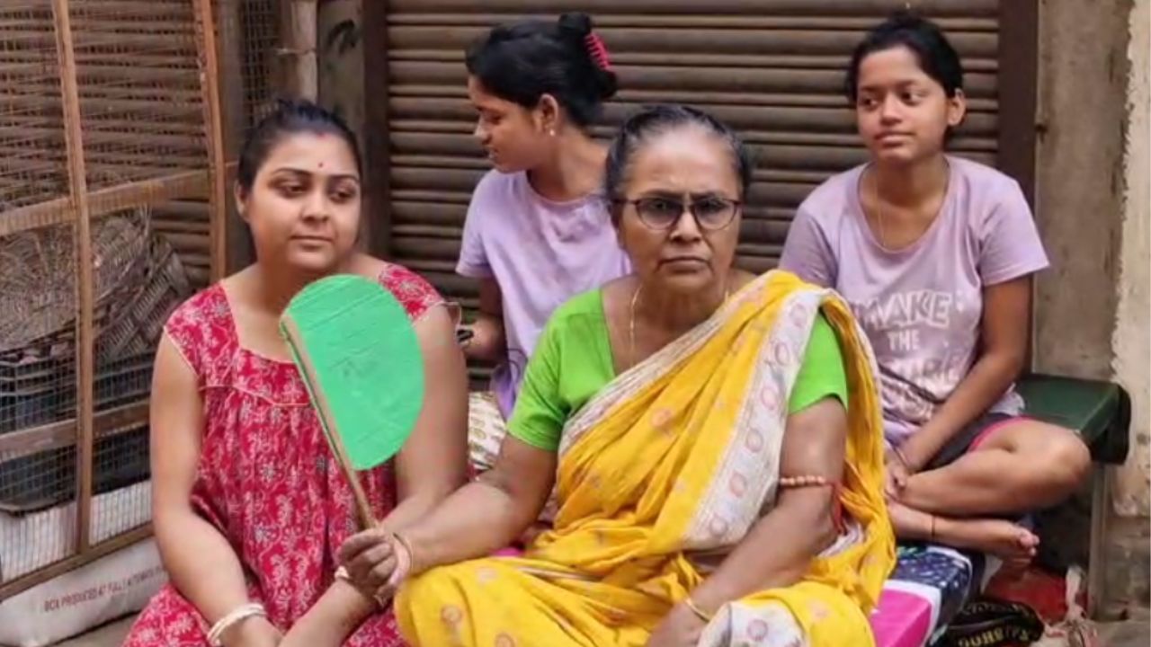 Kolkata Load Shedding: বলা-কওয়া নেই খালি লোডশেডিং, CESC-র কাস্টমার কেয়ারও নিরুত্তর, রাস্তাতেই রাত কাটলেন দক্ষিণ দমদমের লোকজন