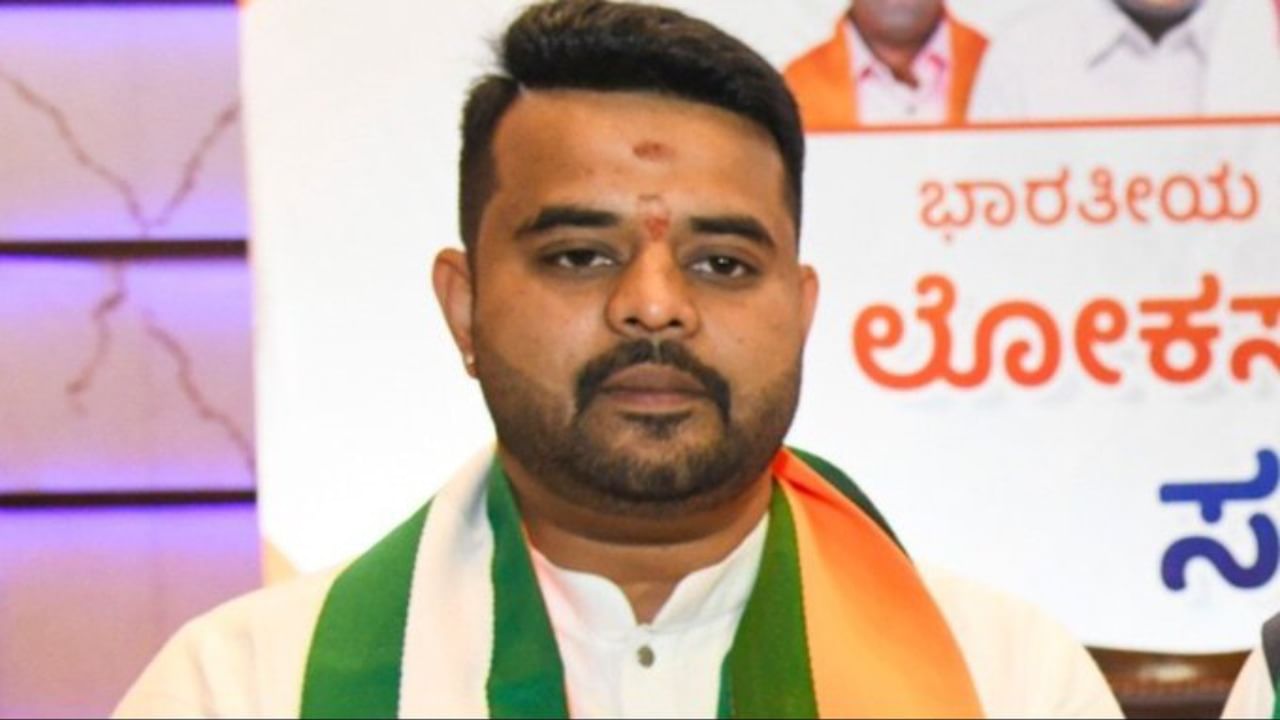 Prajwal Revanna: প্রজ্বল রেভান্নাকে নোটিস কেন্দ্রের, বাতিল হবে পাসপোর্ট? Prajwal Revanna: প্রজ্বল রেভান্নাকে নোটিস কেন্দ্রের, বাতিল হবে পাসপোর্ট?