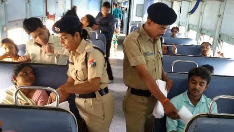 Railway Police: দুর্যোগের আবহে একেবারে ‘হিরো’ RPF, হাওড়া-শিয়ালদহে প্রাণ বাঁচল ৩ যাত্রীর