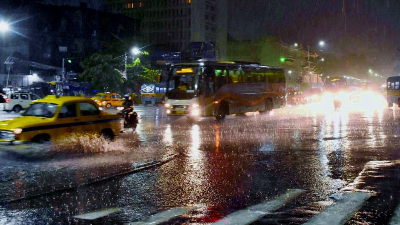 Rain Forecast in Kolkata: মাঝরাতে ফের ভাসবে কলকাতা, তিলোত্তমার পাশাপাশি লাল সতর্কতা জারি এই জেলাগুলিতেও