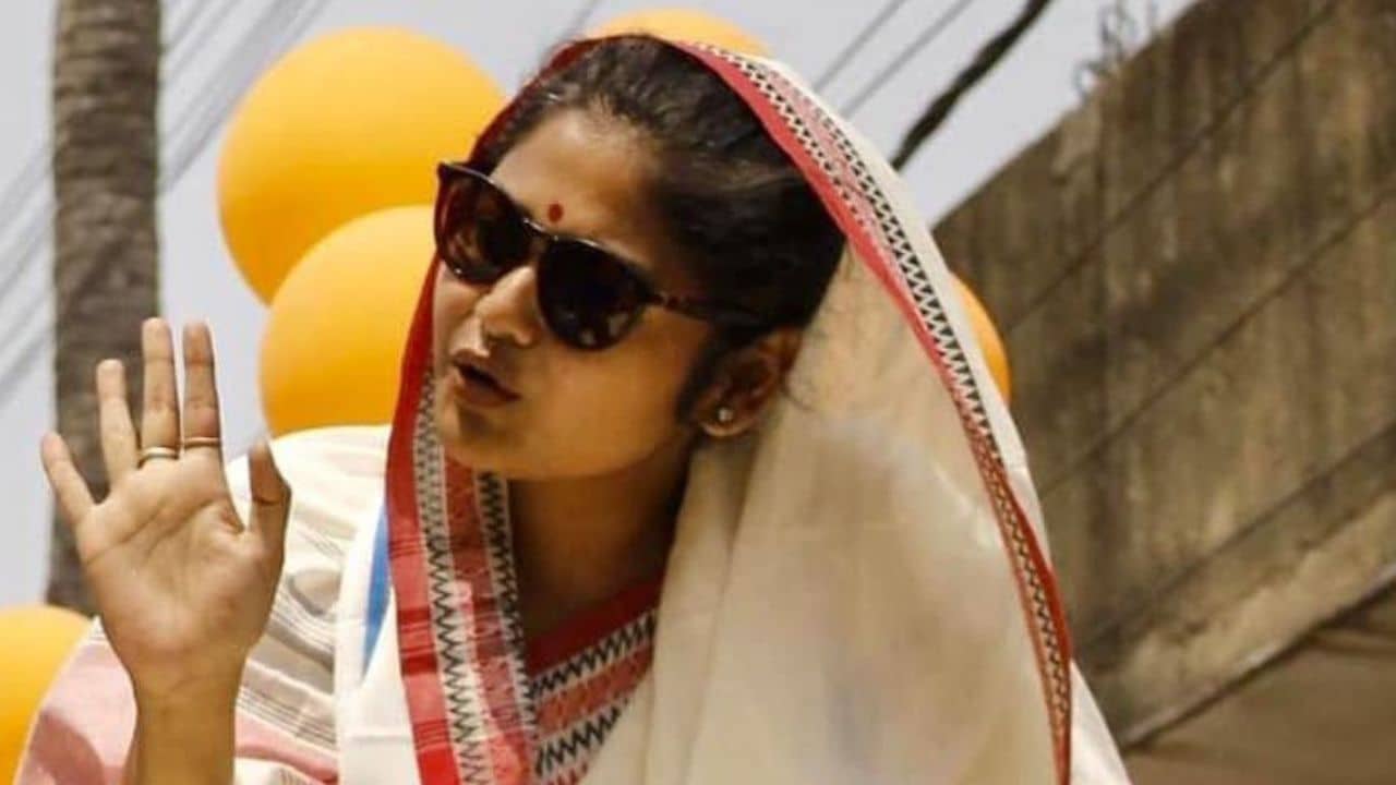 সায়নীর দাদাগিরি! ছেলেটার মাথা ব্ল্যাক বোর্ডে ঠুকে বললেন, বল, তুই আমাকে ভালবাসিস...