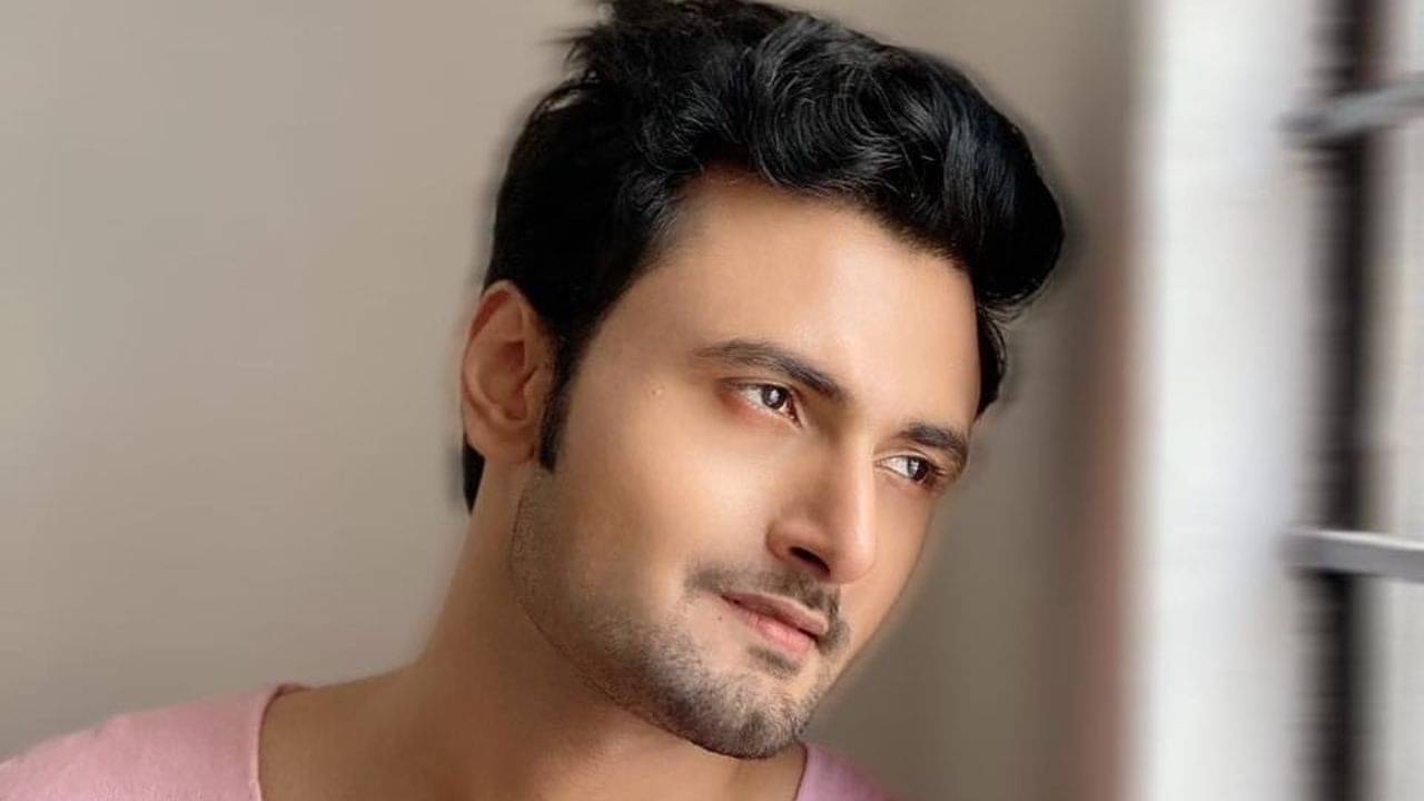 শনের চিঁড়েচ্যাপ্টা অবস্থা, দুই নারী তাঁকে নিয়ে খেলছে টাগ অফ ওয়ার