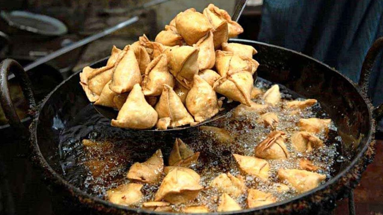 Samosa: সিঙাড়ায় আর মিলবে না আলু? সিঁদুরে মেঘ দেখছেন অনেকেই Samosa: সিঙাড়ায় আর মিলবে না আলু? সিঁদুরে মেঘ দেখছেন অনেকেই