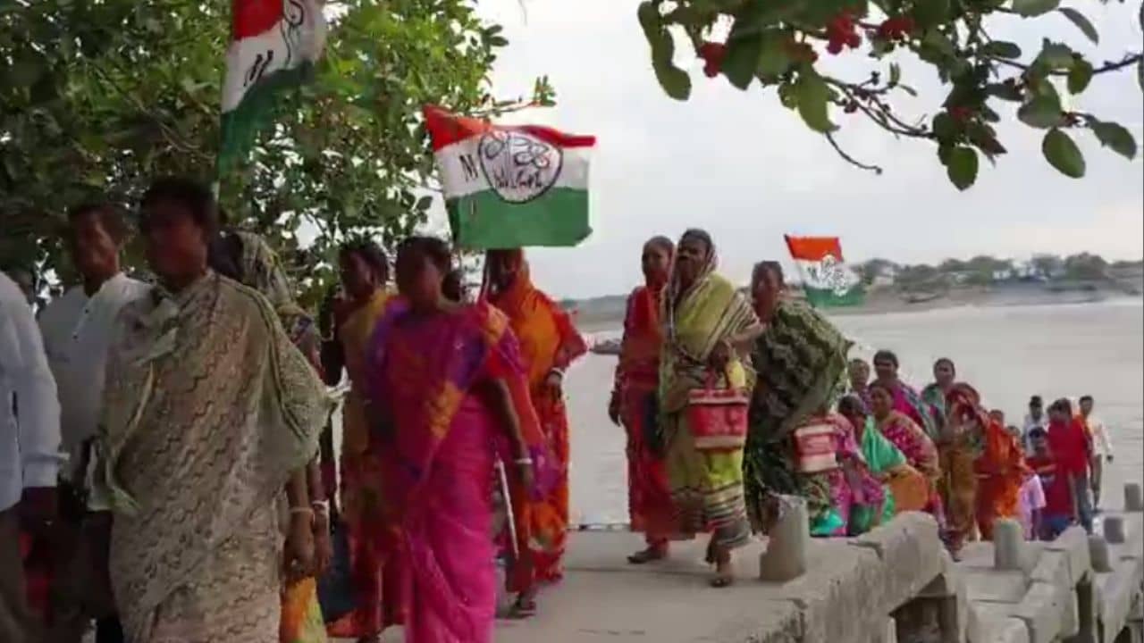 Sandeshkhali: তবে কি খেলা ঘুরিয়েই দিল TMC? পতাকা নিয়ে দলে দলে ভিড় জমালেন সন্দেশখালির মহিলারা