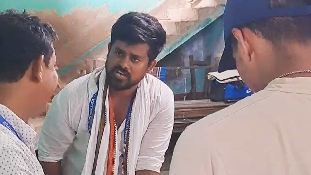 Sayan Banerjee: ‘কোথায় বিজেপি? পদ্মফুল তো শুকিয়ে গিয়েছে’, বুথে বুথে ঘুরে নিজেই ‘রিপোর্ট’ দিলেন বাম প্রার্থী সায়ন Sayan Banerjee: ‘কোথায় বিজেপি? পদ্মফুল তো শুকিয়ে গিয়েছে’, বুথে বুথে ঘুরে নিজেই ‘রিপোর্ট’ দিলেন বাম প্রার্থী সায়ন