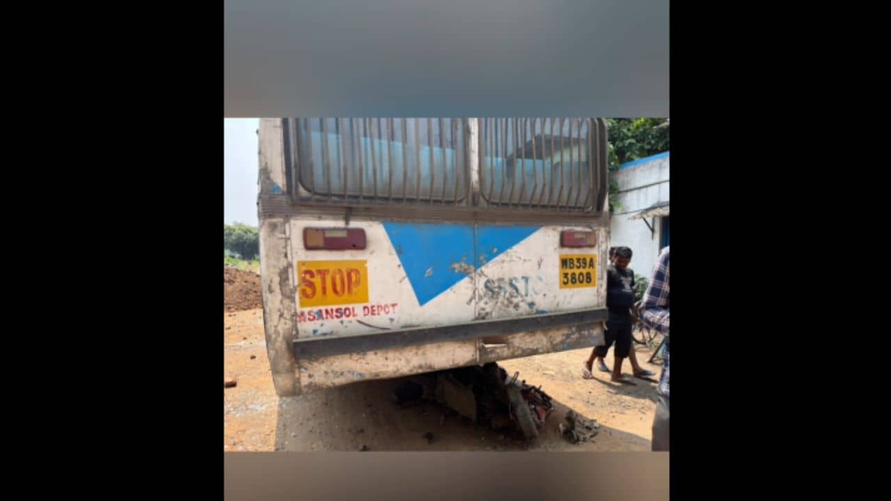 রক্ত আর মাংসপিণ্ড ঝরে পড়ছে SBSTC বাসের ইঞ্জিনের নীচ থেকে, চিৎকারও কানে যায়নি চালকের! সরকারি বাসের ভূমিকায় স্থবির যাত্রীরা