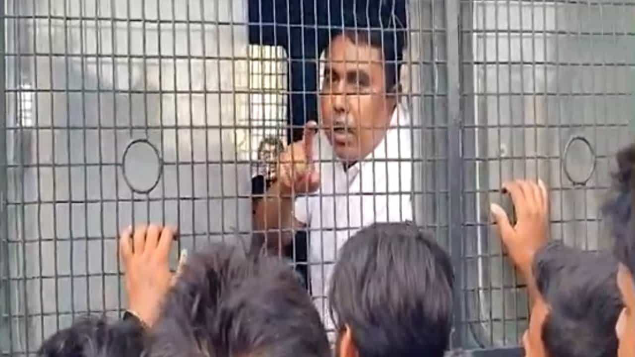 Sheikh Shahjahan: ‘৩ লক্ষের বেশি ভোটে হারবে রেখা পাত্র’, পুলিশের গাড়ি থেকেই গর্জে উঠলেন শাহজাহান Sheikh Shahjahan: ‘৩ লক্ষের বেশি ভোটে হারবে রেখা পাত্র’, পুলিশের গাড়ি থেকেই গর্জে উঠলেন শাহজাহান