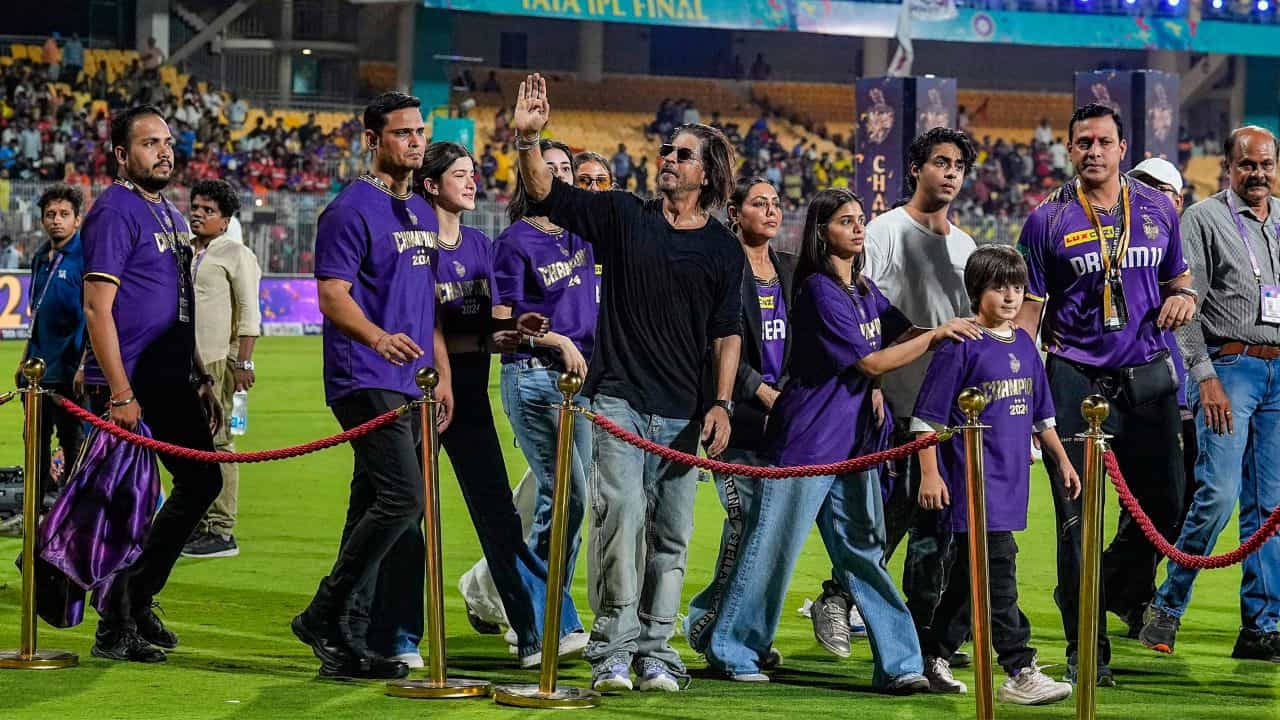 Shah Rukh Khan: হর্ষিত ভুলেছেন, শাহরুখ নিজেই দিলেন বিতর্কিত ফ্লাইং কিস Shah Rukh Khan: হর্ষিত ভুলেছেন, শাহরুখ নিজেই দিলেন বিতর্কিত ফ্লাইং কিস