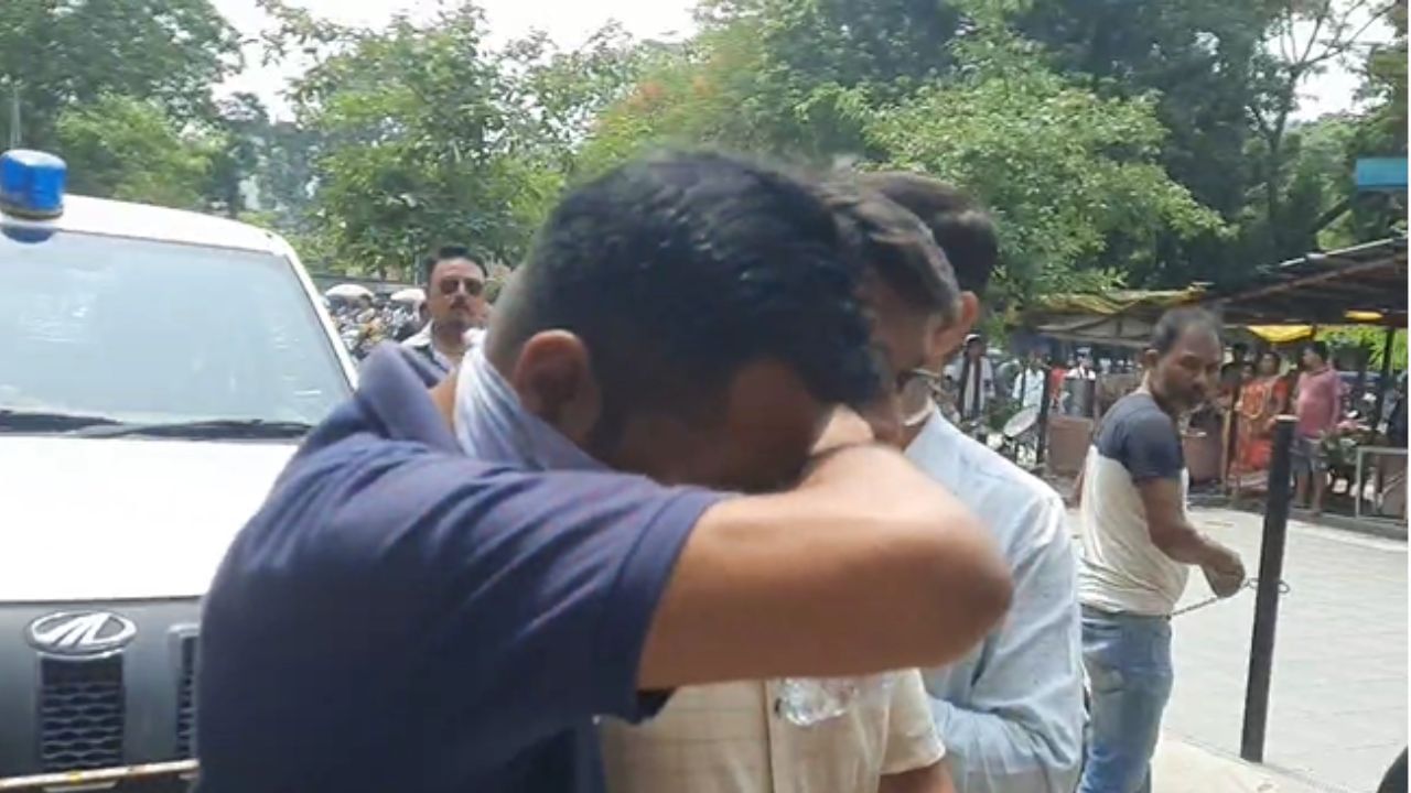 Siliguri: শিলিগুড়ি থেকে গ্রেফতার সোনাপাচার চক্রের কিংপিন, জানেন কে সে? Siliguri: শিলিগুড়ি থেকে গ্রেফতার সোনাপাচার চক্রের কিংপিন, জানেন কে সে?