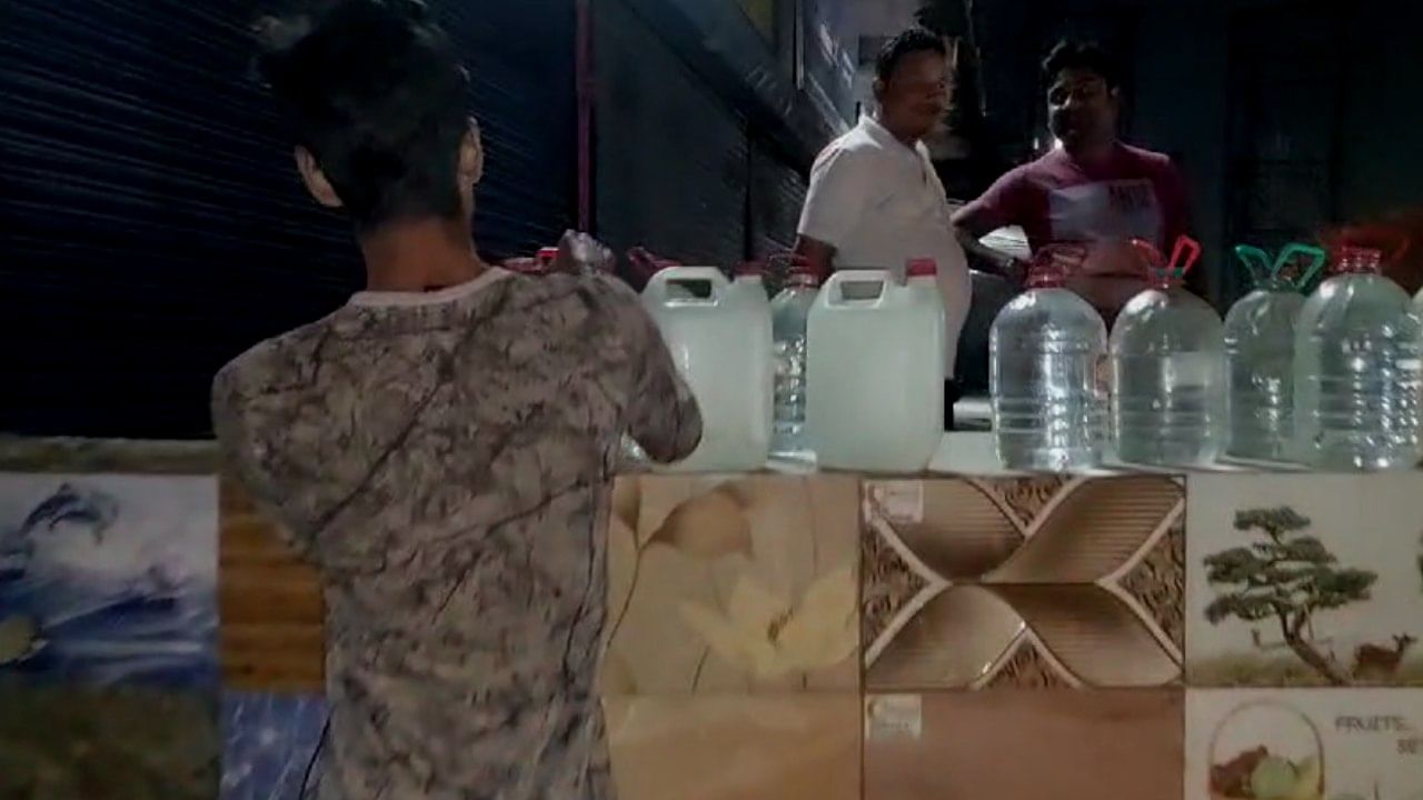Water crisis in Siliguri: প্রবল জল সঙ্কটে শিলিগুড়ি, জরুরি বৈঠকে মেয়র, ১ লক্ষ জলের পাউচ কিনছে পুরনিগম