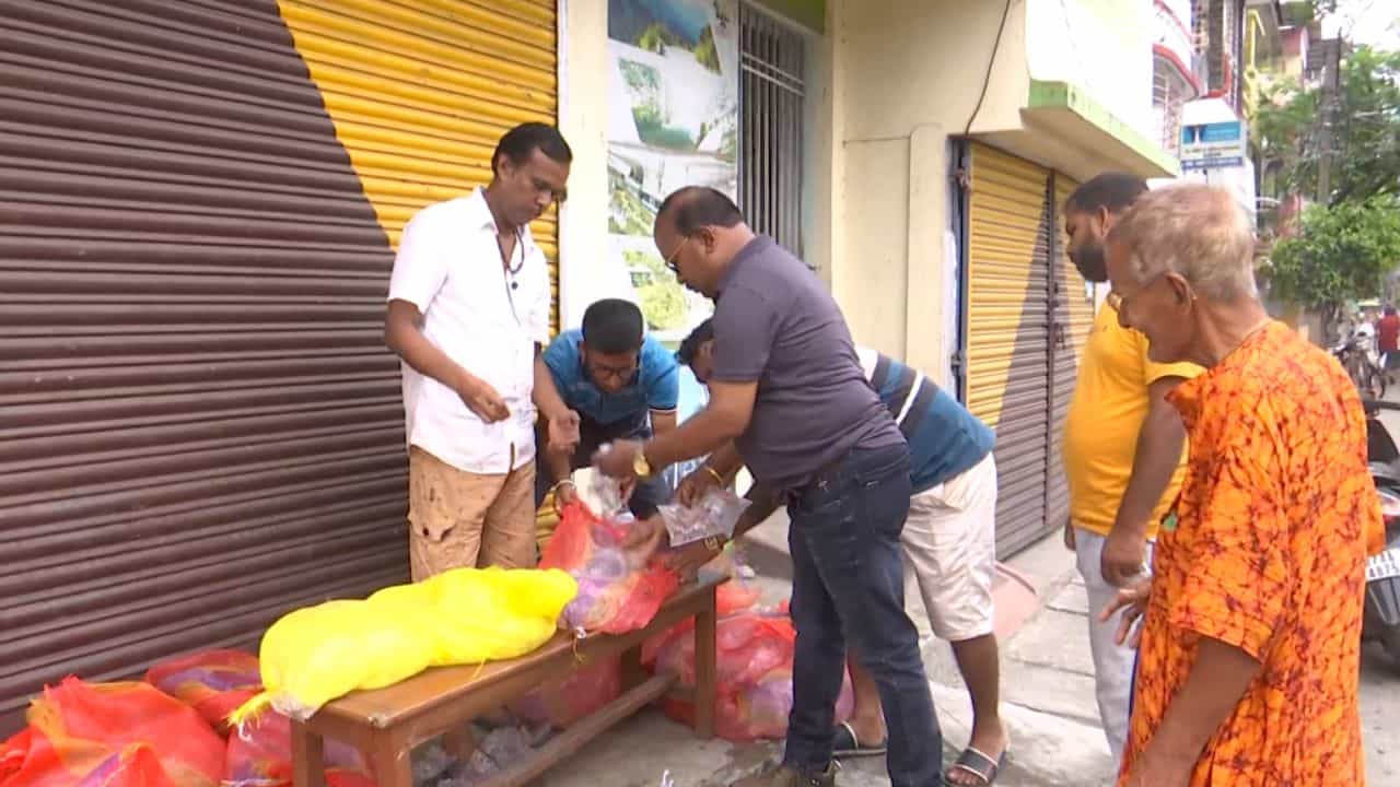 Siliguri Water Problem: কুুুপন দিয়ে নিতে হচ্ছে জলের পাউচ, শিলিগুড়িতে আজও সঙ্কটে 'জীবন' Siliguri Water Problem: কুুুপন দিয়ে নিতে হচ্ছে জলের পাউচ, শিলিগুড়িতে আজও সঙ্কটে 'জীবন'