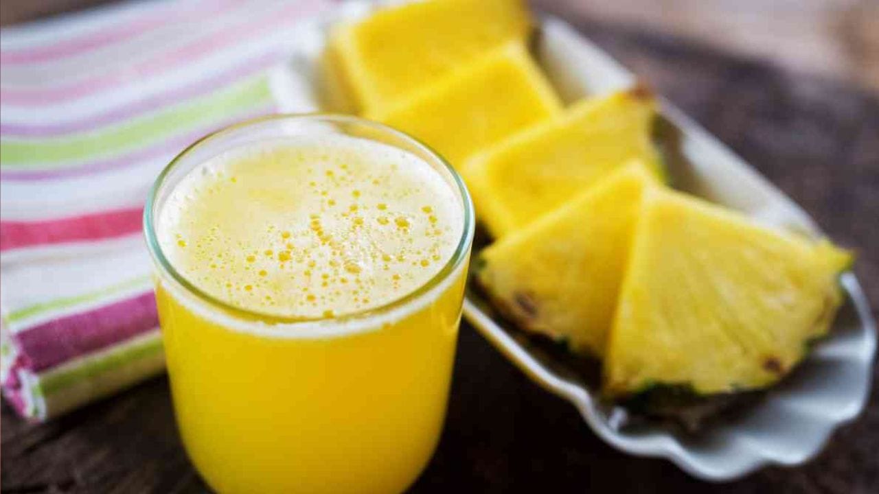 আনারস: আনারসে আছে ব্রোমেলাইন নামক একটি এনজাইম যার কিছু প্রাকৃতিকভাবে ক্লিনজার বা পরিষ্কারের কাজকরে। প্রাকৃতিক ব্লিচিং এজেন্টও বলা চলে।  এছাড়া আনারসের অ্যাসিডিক প্রকৃতি দাঁতের বিবর্ণতা থেকে মুক্তি পেতে সাহায্য করতে পারে।