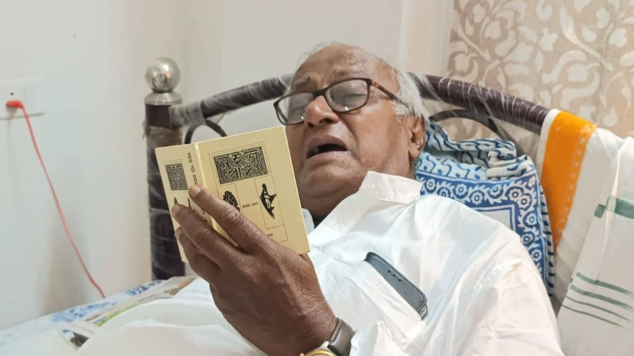 Dumdum Lok Sabha: শনিবার ভোট, শুক্রবার খাটে শুয়ে আমাদের ছোট নদী পড়ছেন সৌগত