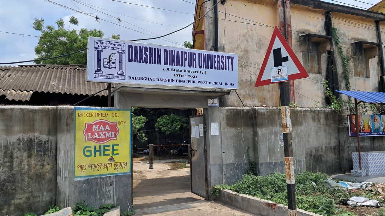 South Dinajpur University: পৃথিবীর অষ্টম আশ্চর্য নাকি বালুরঘাট বিশ্ববিদ্যালয়! কেন বলুন তো South Dinajpur University: পৃথিবীর অষ্টম আশ্চর্য নাকি বালুরঘাট বিশ্ববিদ্যালয়! কেন বলুন তো