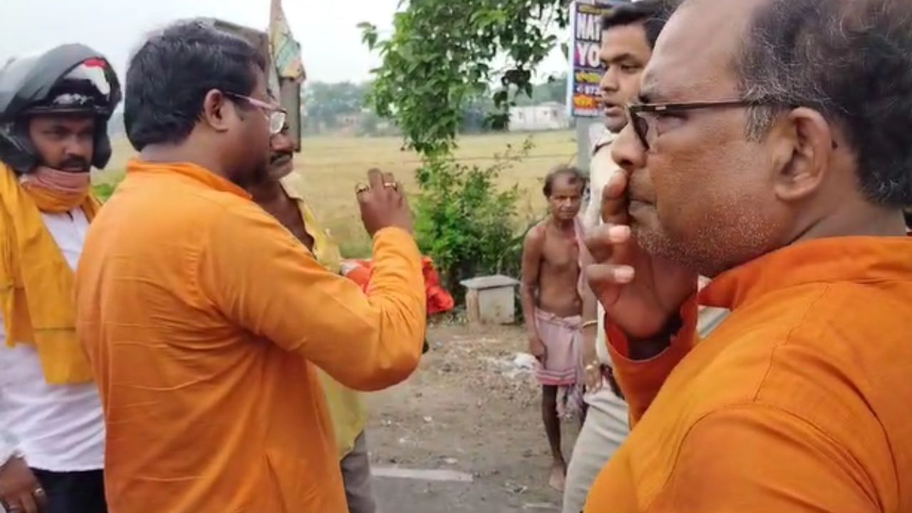 TMC and BJP: শুভেন্দুর সভার কাছে তৃণমূলের পতাকা, তুমুল উত্তেজনা TMC and BJP: শুভেন্দুর সভার কাছে তৃণমূলের পতাকা, তুমুল উত্তেজনা