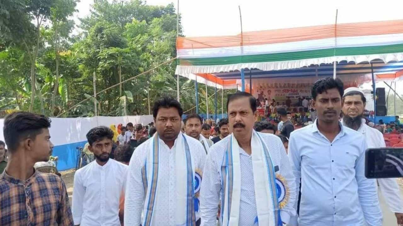Bhangar: ভেটের ঠিক আগে ভাঙড়ে বেকায়দায় তৃণমূল, রাতারাতি ঘুরে গেল খেলা Bhangar: ভেটের ঠিক আগে ভাঙড়ে বেকায়দায় তৃণমূল, রাতারাতি ঘুরে গেল খেলা
