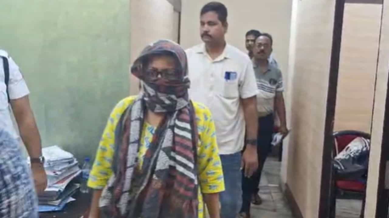 Bidhannagar: তলে তলে এত্ত দুর্বুদ্ধি! নিয়োগ দুর্নীতিতে নয়, আরও বড় কেসে গ্রেফতার সরকারি স্কুলের প্রাথমিক শিক্ষিকা Bidhannagar: তলে তলে এত্ত দুর্বুদ্ধি! নিয়োগ দুর্নীতিতে নয়, আরও বড় কেসে গ্রেফতার সরকারি স্কুলের প্রাথমিক শিক্ষিকা
