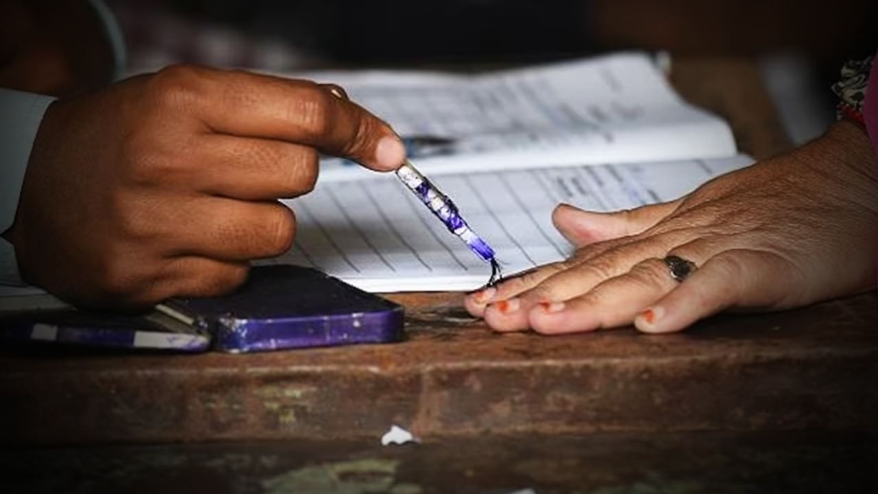 Tendered Ballot: আপনার ভোট কেউ দিয়ে দিলে আপনি কীভাবে ভোট দেবেন জেনে নিন Tendered Ballot: আপনার ভোট কেউ দিয়ে দিলে আপনি কীভাবে ভোট দেবেন জেনে নিন