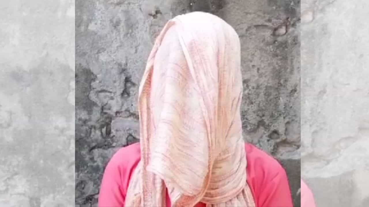 Harassment: মহিলাকে জড়িয়ে ধরে 'চুমু' খাওয়ার খেসারত দিতে হল ভোটের ডিউটিতে আসা জওয়ানকে Harassment: মহিলাকে জড়িয়ে ধরে 'চুমু' খাওয়ার খেসারত দিতে হল ভোটের ডিউটিতে আসা জওয়ানকে
