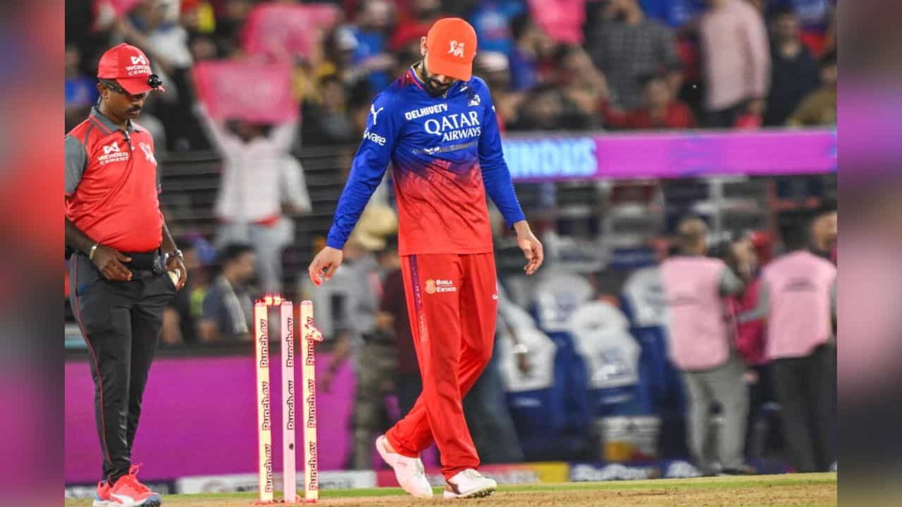 Virat Kohli: কিং কোহলির বিরাট রাজত্বে ট্রফির খরা কাটল না, বিষাদের সুর আরসিবিতে Virat Kohli: কিং কোহলির বিরাট রাজত্বে ট্রফির খরা কাটল না, বিষাদের সুর আরসিবিতে