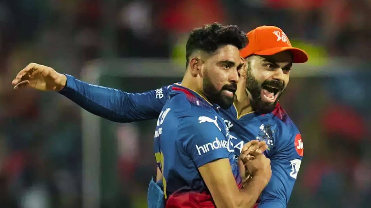 RCB: ভিডিয়ো: সিরাজকে দু-দণ্ড শান্তি দিলেন না বিরাট, ড্রেসিংরুমে যেতেই বললেন...