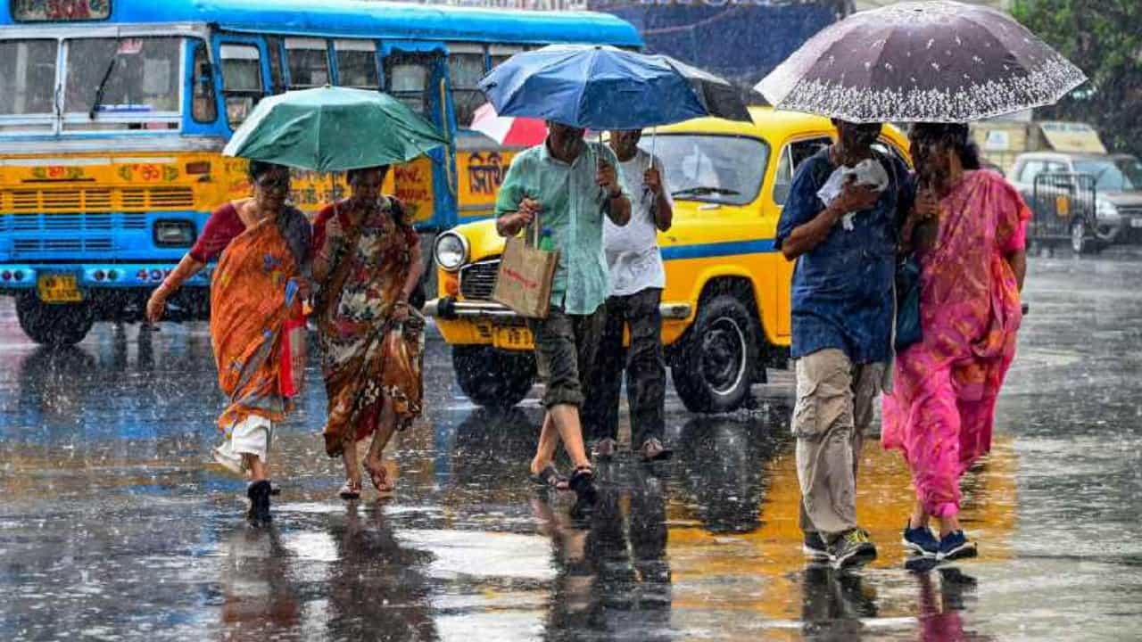 Rain in Kolkata: কিছুক্ষণের মধ্যেই ফের বৃষ্টি কলকাতায়, কালবৈশাখীর দেখা মিলতে পারে ৬ জেলায় Rain in Kolkata: কিছুক্ষণের মধ্যেই ফের বৃষ্টি কলকাতায়, কালবৈশাখীর দেখা মিলতে পারে ৬ জেলায়