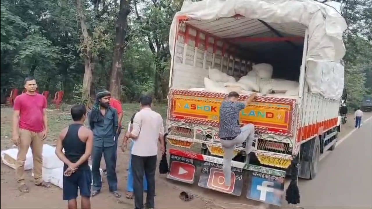West Bengal STF: ময়দার বস্তার তলায় বোতলের পর বোতল! ভিন রাজ্য থেকে লুকিয়ে ঢুকছিল এসব জিনিস