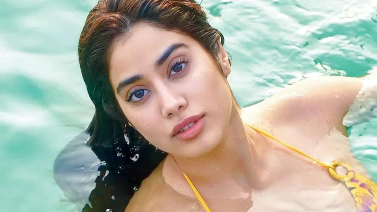 খুশি ও জাহ্নবী, দুজনকেই বেশ সামলে রাখতেন শ্রীদেবী। তাঁদের লুক থেকে শুরু করে তাঁদের পোশাক, সাজ সব বিষয় তাঁর মতামতই ছিল শেষ কথা। কিন্তু বর্তমানে দুই বোনই নিজের মর্জির মালিক।