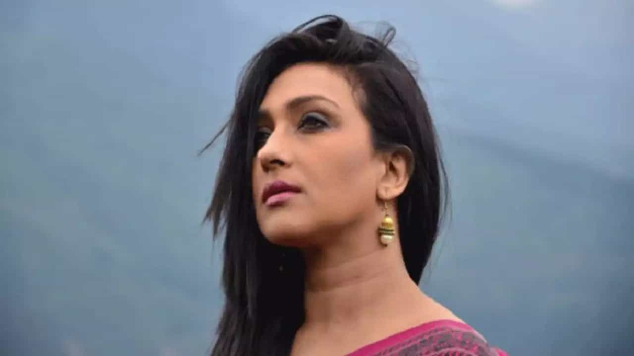 এই কারণেই কি পিছিয়ে পড়েছেন ঋতুপর্ণা? কোন অজানা সত্যি এল সামনে এই কারণেই কি পিছিয়ে পড়েছেন ঋতুপর্ণা? কোন অজানা সত্যি এল সামনে