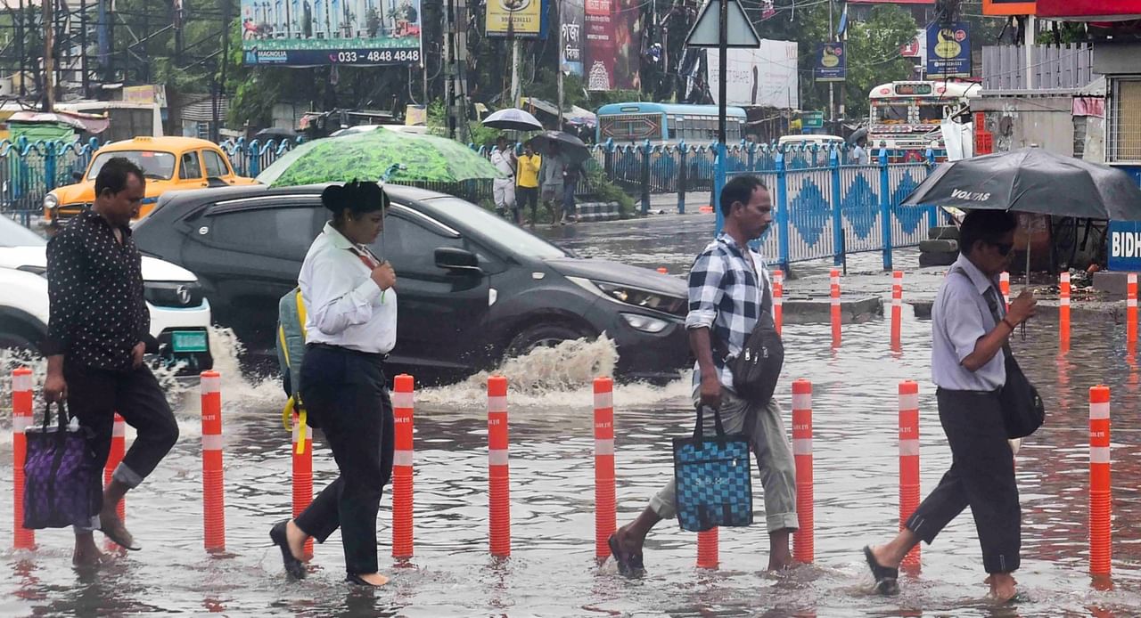 রেমালের তাণ্ডবে চলছে রাতভর। ঝড়-বৃষ্টির তাণ্ডবে রাস্তাঘাটে জল জমে গিয়েছে। জমা জলের মধ্যেও রাস্তায় বেরোতে হচ্ছে অনেককে। 