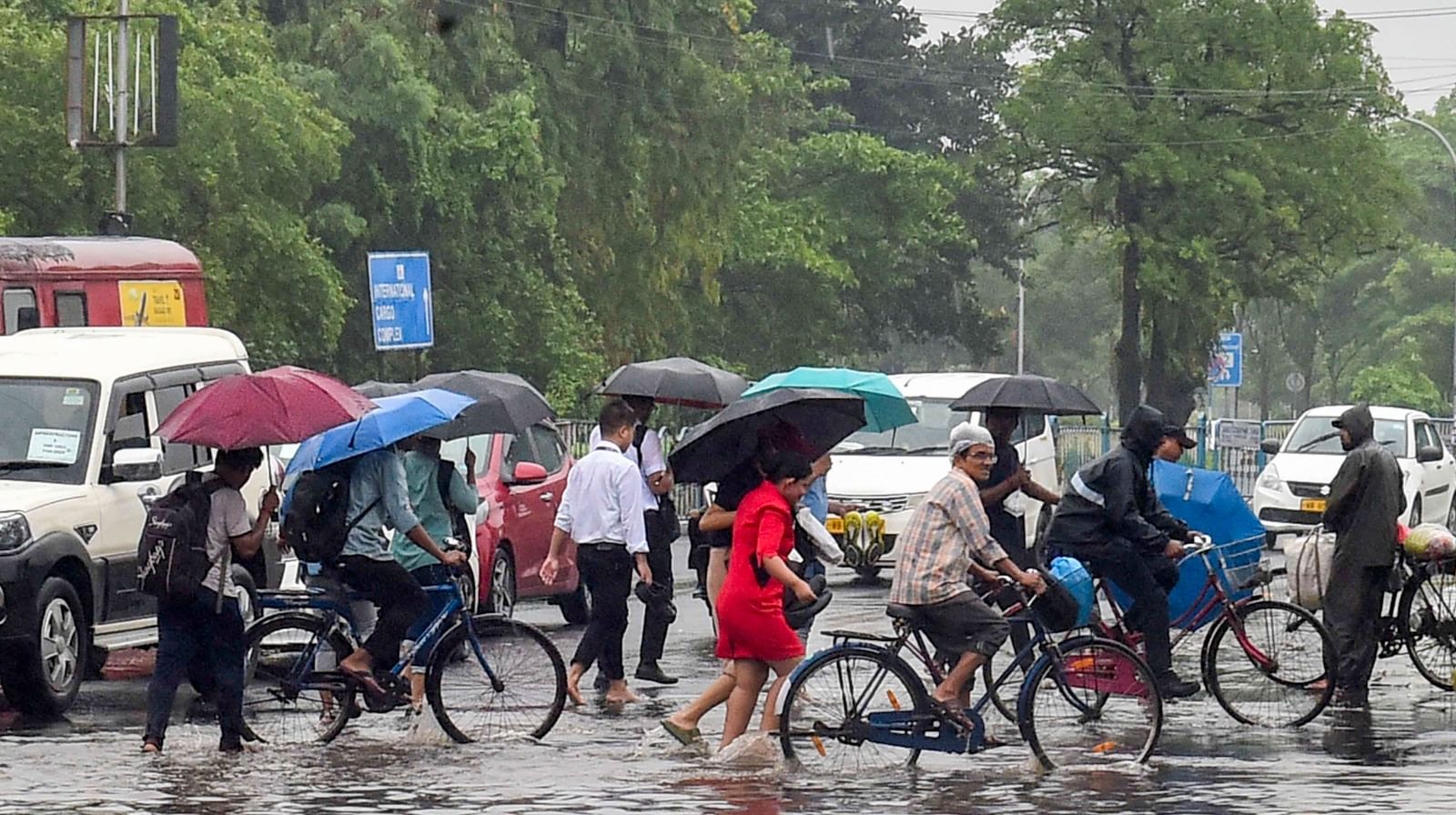 বৃষ্টির জলে পা দিলে বাড়ে সংক্রমণের ঝুঁকি। রাস্তার নোংরা জলে পা দিলেই চুলকানি, র‍্যাশের সমস্যা দেখা দিতে পারে। এই মরশুমে পায়ের দেখভাল জরুরি।