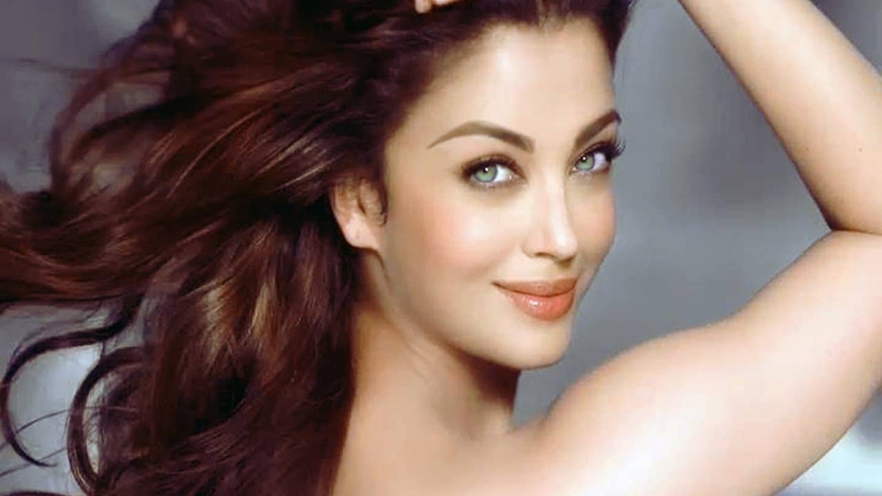 অন্ধ নাকি? বাথরোবে ঐশ্বর্য, চোখের ইশারায় ট্রোলারদের করলেন ঘায়েল