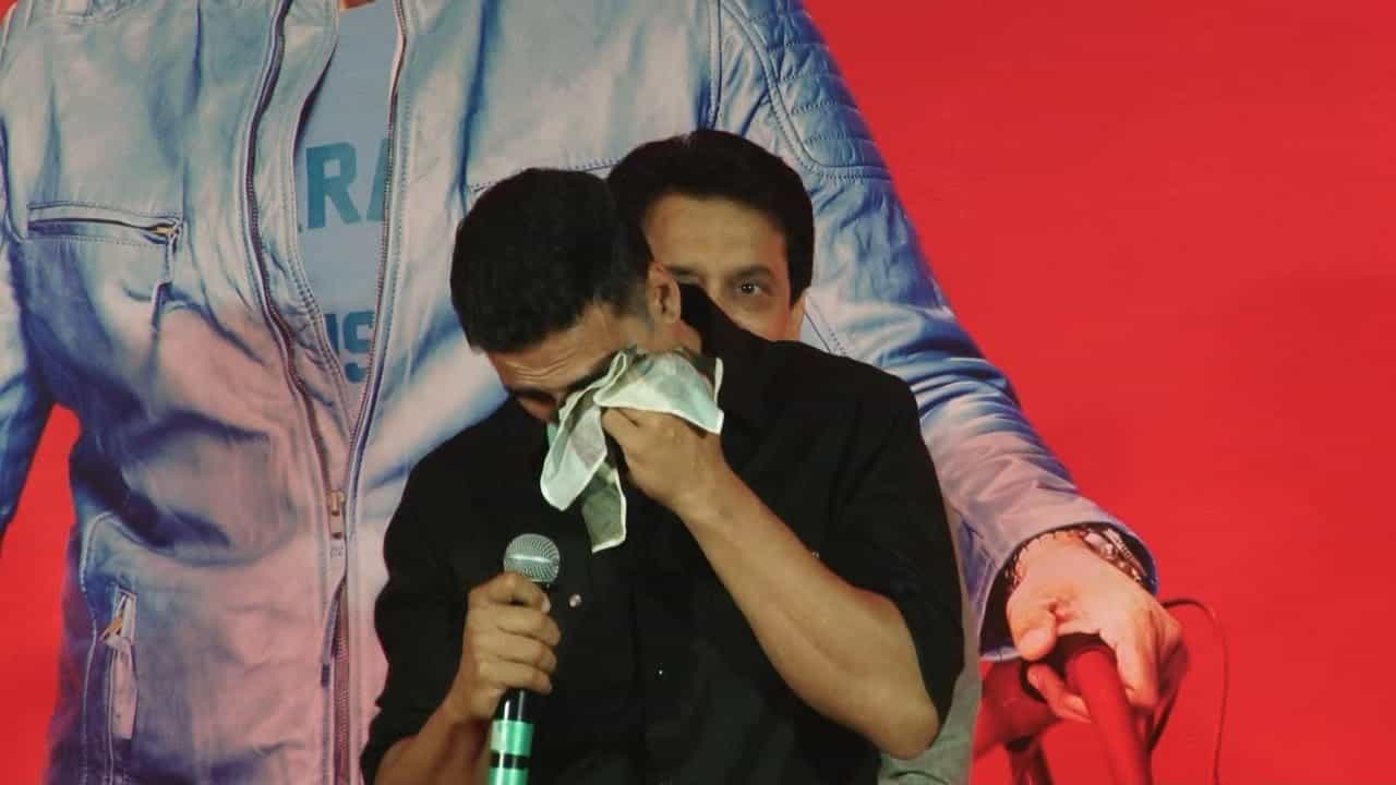 দুর-দুর করে তাড়িয়ে দেওয়া হয় অক্ষয়কে, একটা ছবি তুলতে চেয়েই বিপদ দুর-দুর করে তাড়িয়ে দেওয়া হয় অক্ষয়কে, একটা ছবি তুলতে চেয়েই বিপদ