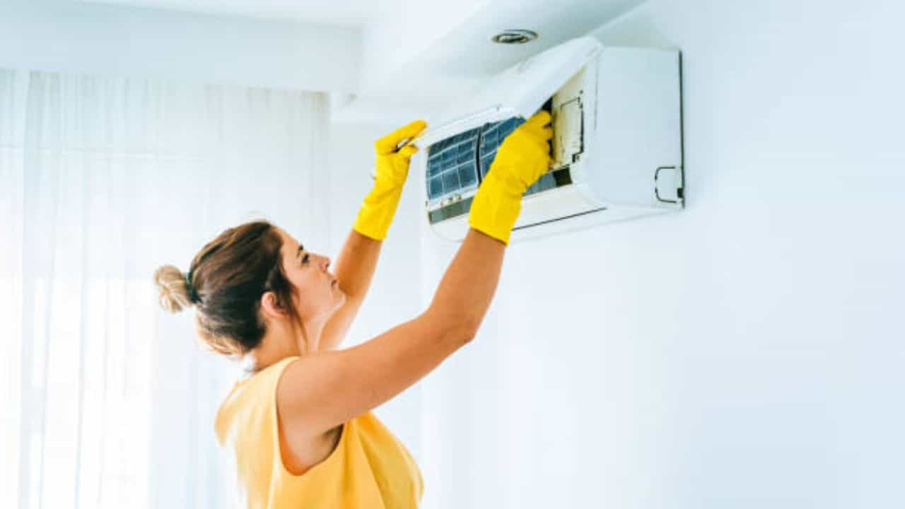 How To Clean AC At Home: একটানা এসি চালিয়েও ঘর ঠান্ডা হচ্ছে না? ১ টাকাও খরচ না করে নিজেই এসি পরিষ্কার করুন How To Clean AC At Home: একটানা এসি চালিয়েও ঘর ঠান্ডা হচ্ছে না? ১ টাকাও খরচ না করে নিজেই এসি পরিষ্কার করুন