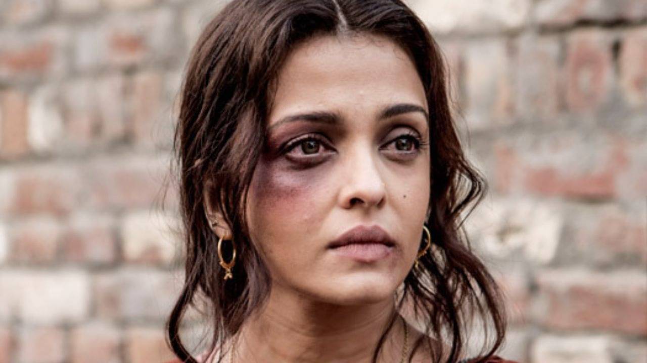 ঐশ্বর্যর শরীরে গুরুতর আঘাতের চিহ্ন, চোট নিয়ে ছুটলেন...