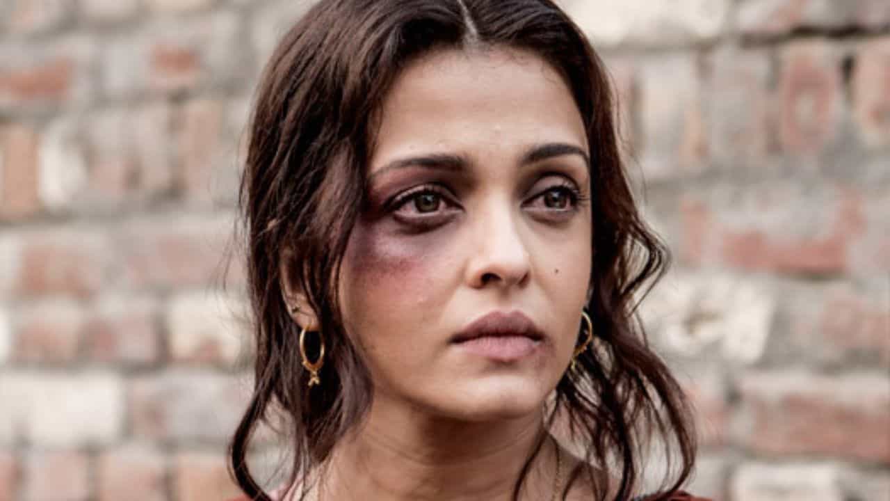 ঐশ্বর্যর শরীরে গুরুতর আঘাতের চিহ্ন, চোট নিয়ে ছুটলেন... ঐশ্বর্যর শরীরে গুরুতর আঘাতের চিহ্ন, চোট নিয়ে ছুটলেন...