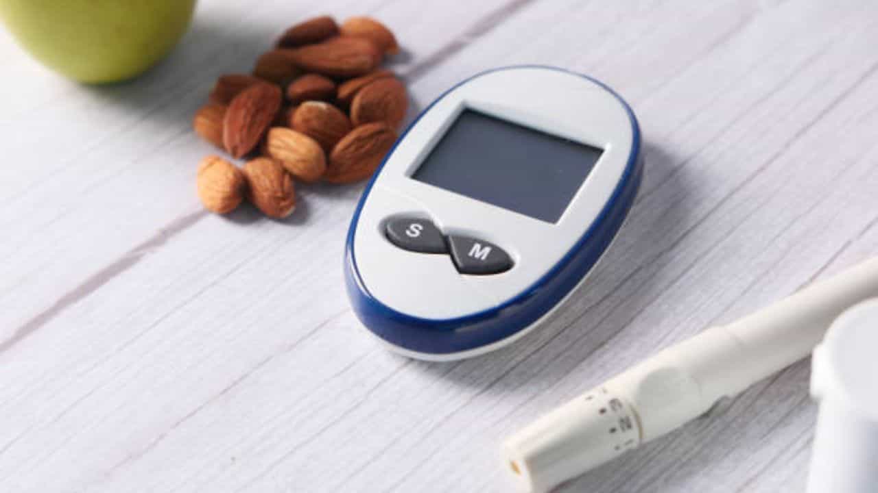 Diabetes-Almonds: রোজ এই বাদাম ৬টা করে খেলে সুগারের বাড়বাড়ন্ত এক দিনেই বশ মানবে, পরখ করে দেখুন Diabetes-Almonds: রোজ এই বাদাম ৬টা করে খেলে সুগারের বাড়বাড়ন্ত এক দিনেই বশ মানবে, পরখ করে দেখুন
