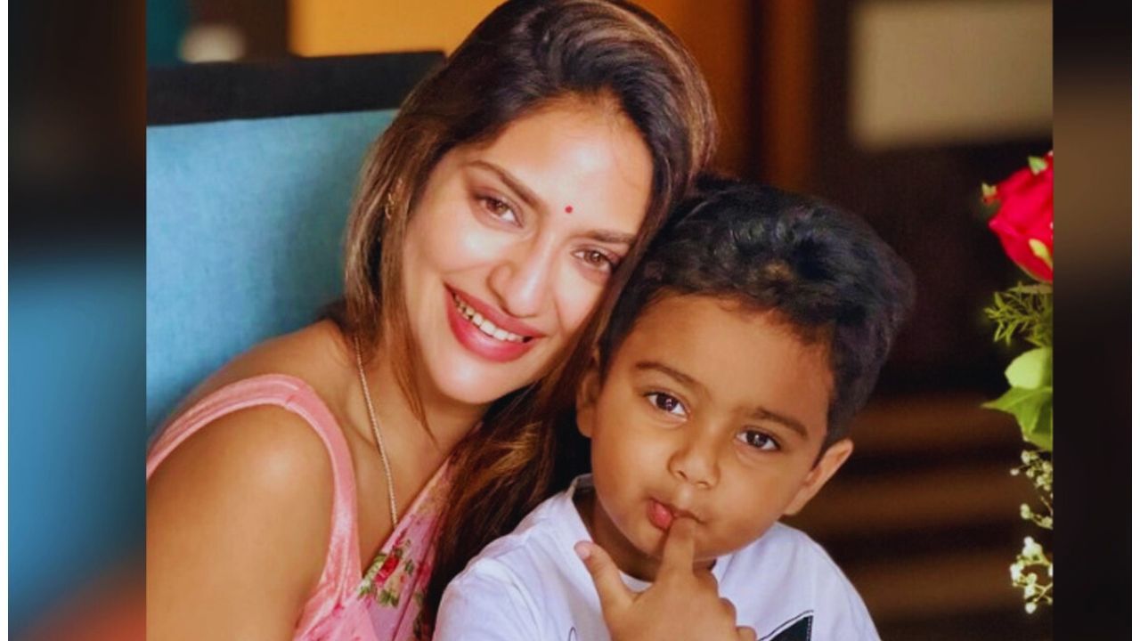 নুসরত প্রথম বার ছেলের মুখ দেখাতেই হইহই কাণ্ড! 'এ তো পুরো...'