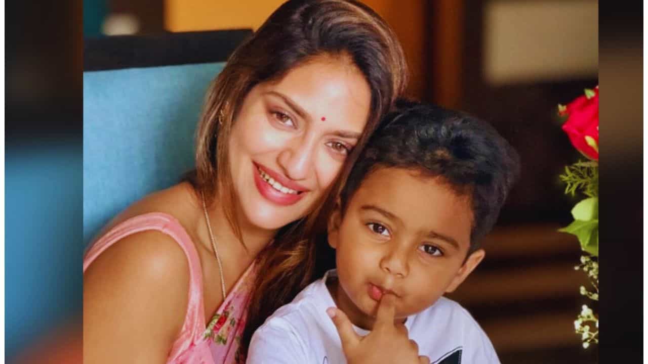 নুসরত প্রথম বার ছেলের মুখ দেখাতেই হইহই কাণ্ড! 'এ তো পুরো...' নুসরত প্রথম বার ছেলের মুখ দেখাতেই হইহই কাণ্ড! 'এ তো পুরো...'