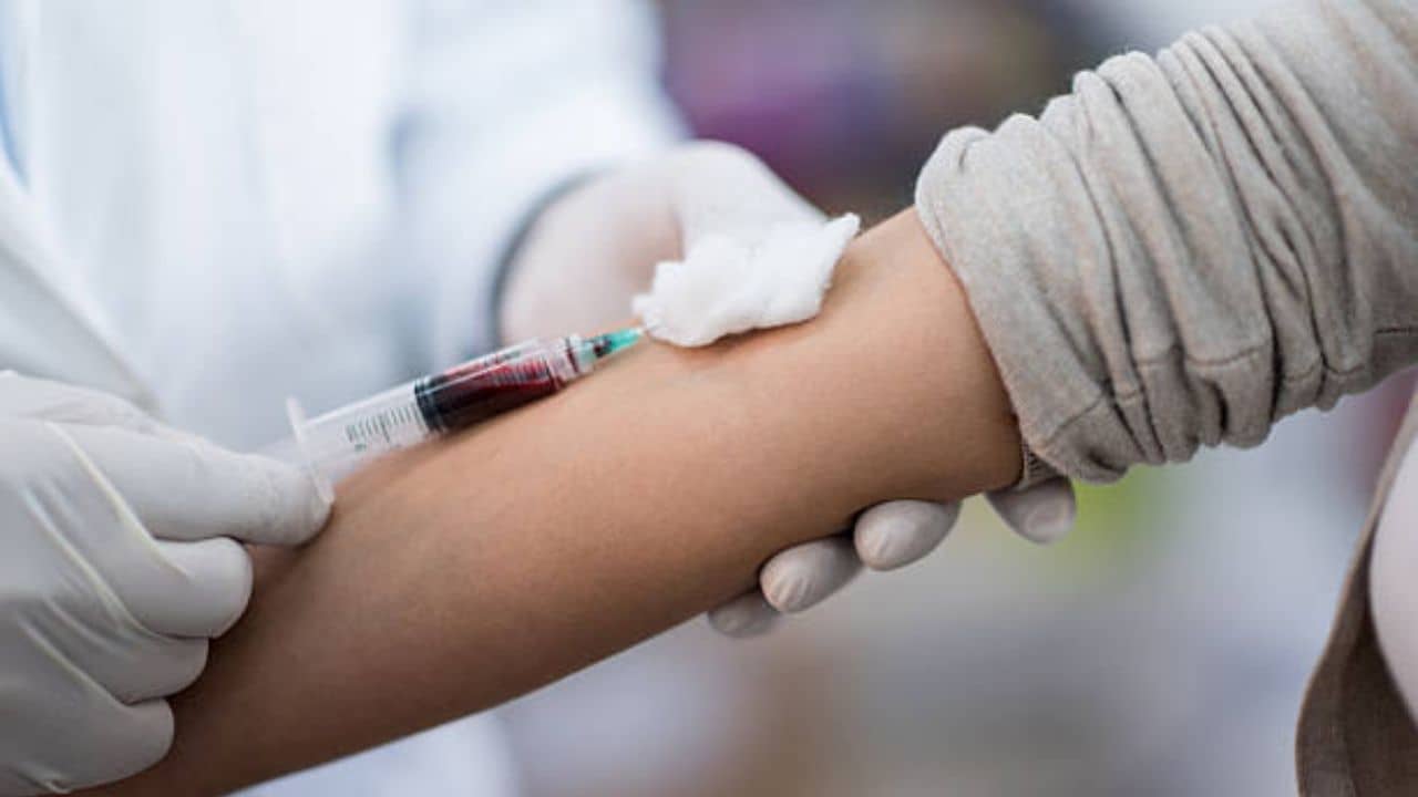 Blood Tests: রোগ না থাকলেও এই ৫ রক্ত পরীক্ষা প্রতি বছর করানো দরকার, এড়াতে পারবেন সুগার-কোলেস্টেরল