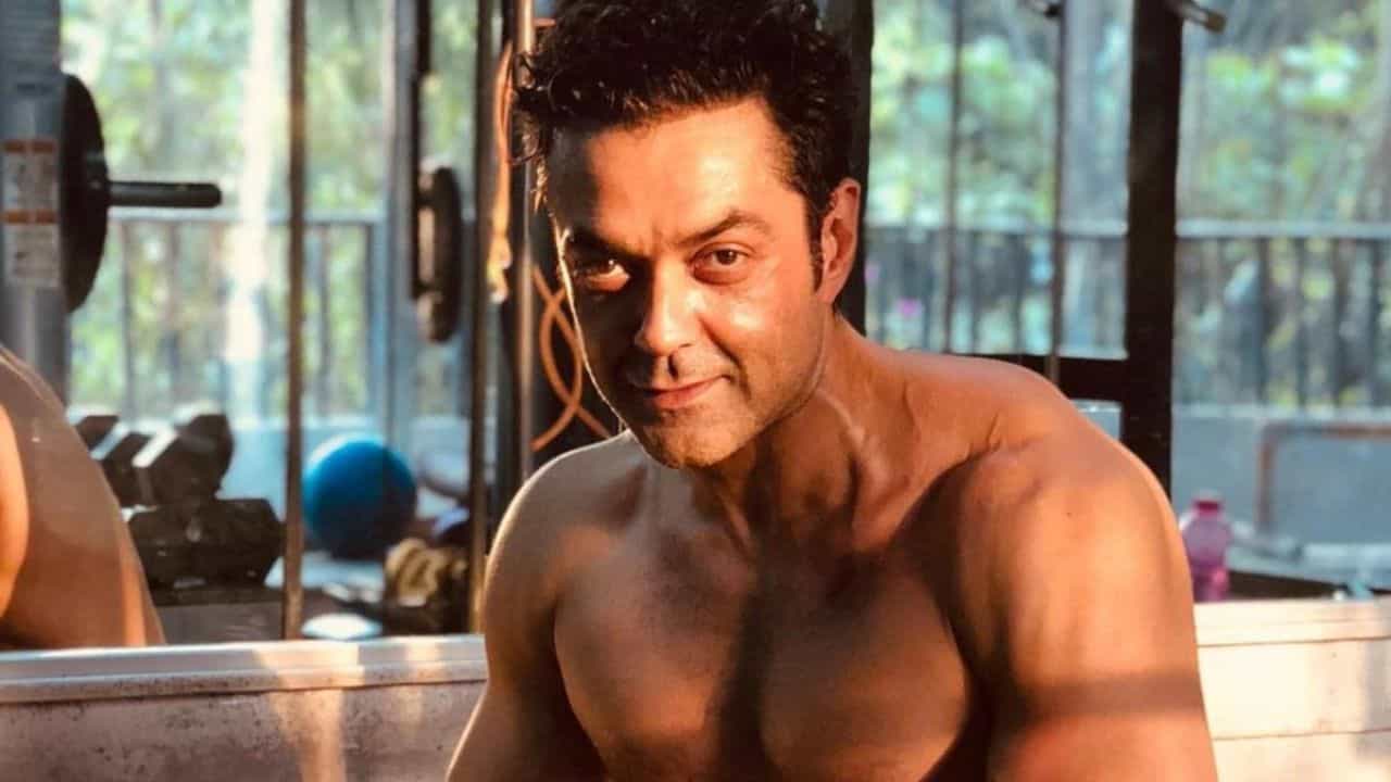 'গুপ্ত', 'সোলজ়ার'-এর মতো ছবিতে একটা সময় অভিনয় করেছিলেন ধর্মেন্দ্রর ছোট ছেলে ববি দেওল। ৯০-এর শেষের দিকে আবির্ভূত হয়ে এই নায়ক হারিয়ে গেলেন চট করেই। তারপর পর্দা থেকে হারিয়ে গেলেন ববি। তাঁকে দেখা গেল না কোনও ছবিতেই। কী হয়েছিল অভিনেতার?