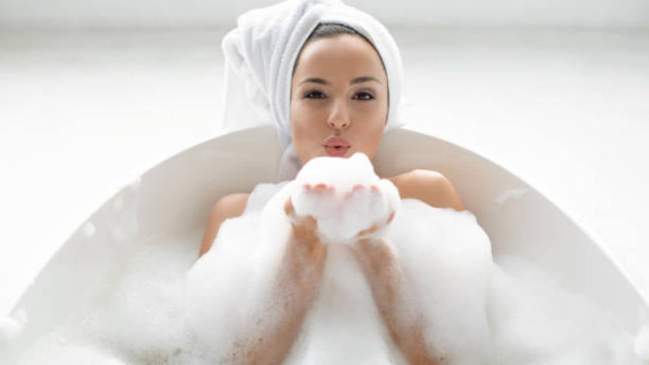 Body Care: গরমে ত্বকের সমস্যা এড়াতে চান? স্নানের সময় শরীরের এই ৬ অংশ পরিষ্কার করতে ভুলবেন না